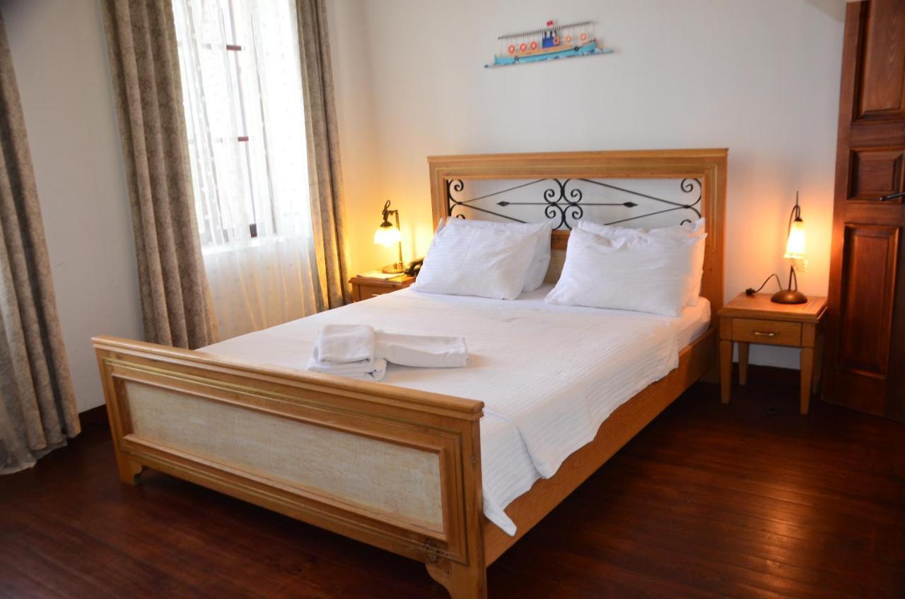Aliye Hanim Hotel Аявали Екстериор снимка